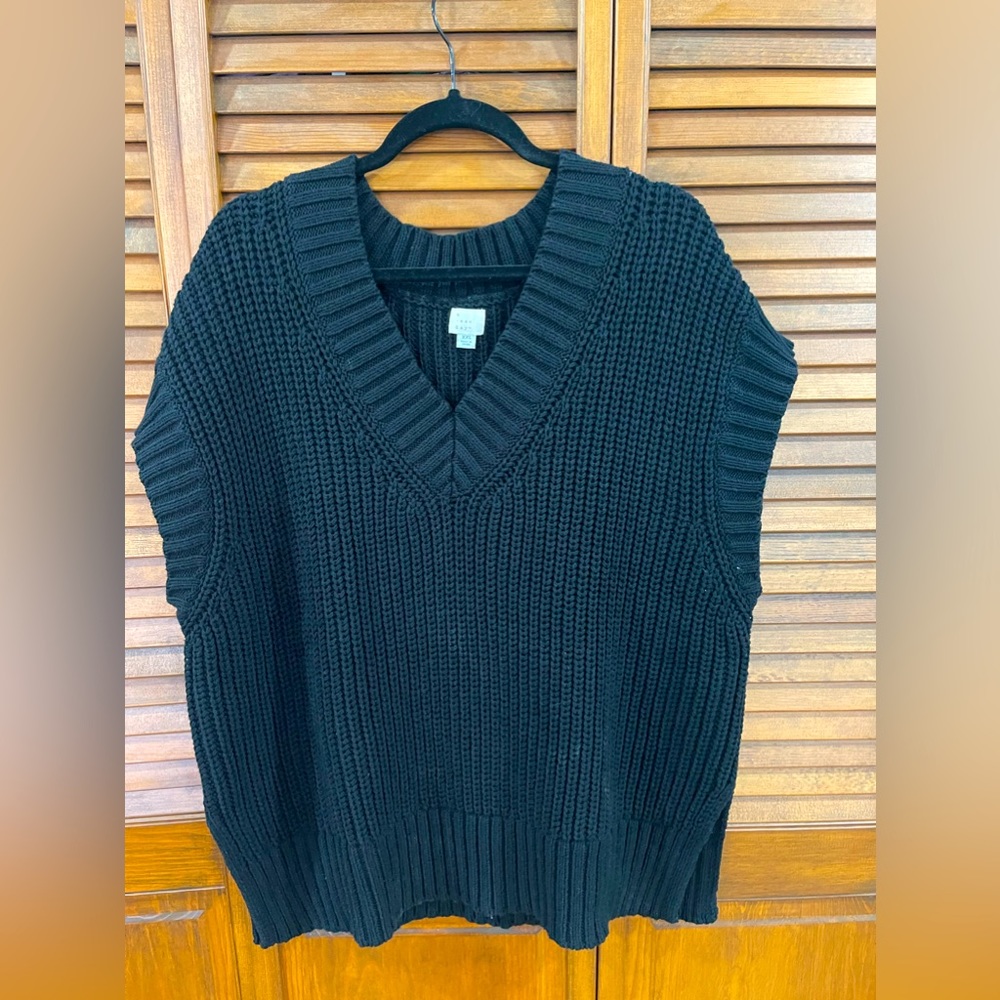 Black knitted sweater vest
